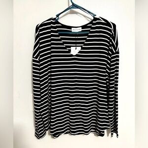 Gibson Latimer Women’s XL black and white.   v/neck long sleeve shirt. NWT